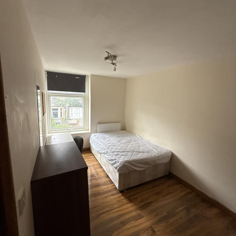 1 bedroom in a house share to rent - Photo 2