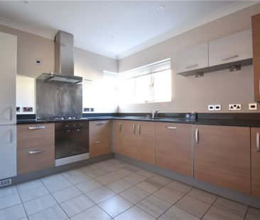 Well presented 2 bedroom second floor apartment for rent in Cambrid... - Photo 5