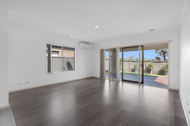 13 Page Close, Pakenham VIC 3810 - House For Rent | Domain - Photo 1