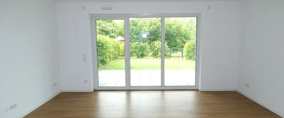 Modern geschnittene 3-Zimmer-Erdgeschoss-Wohnung mit Einbauküche und Garten - Photo 1