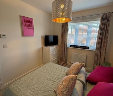 3 bedroom semi-detached house to rent - Photo 5