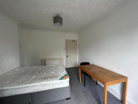 6 bedroom terraced house to rent - Photo 4