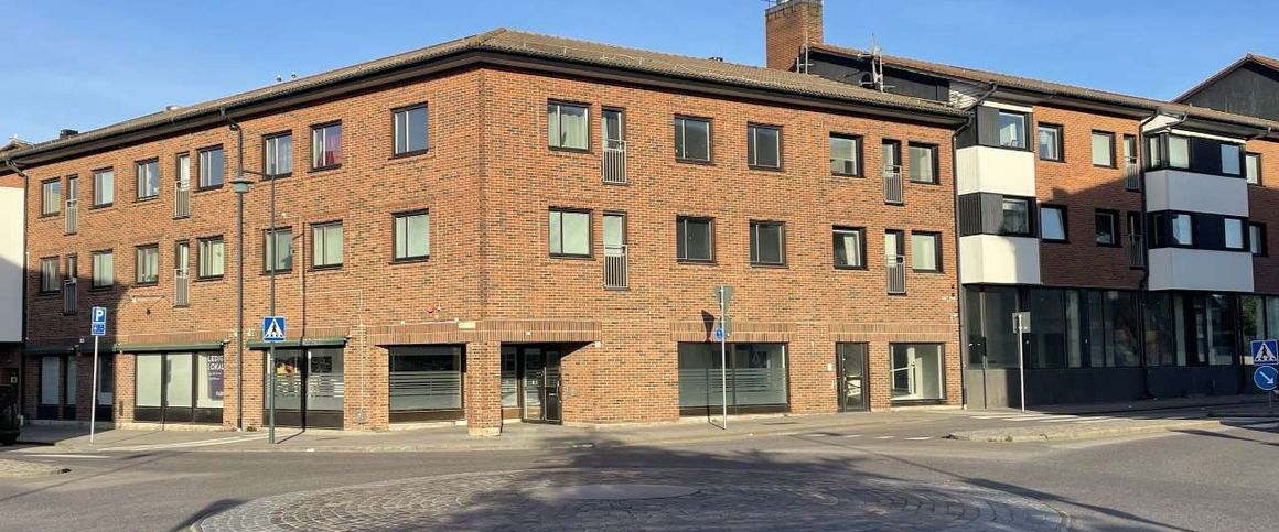 Nyrenoverad lägenhet, nytt kök inkl. diskmaskin. Nytt badrum inkl. tvättmaski och torktumlare. I hyran ingår varmhyra. Ett grundutbud av tv-kanaler samt sophantering ingår. Endast hushållsel tillkommer. Rökfritt boende gäller för alla kontrakt tecknade från och med 2025-01-01. Fiber finns indraget i lägenheten. - Photo 1