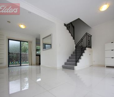 Superb Townhouse - Photo 2