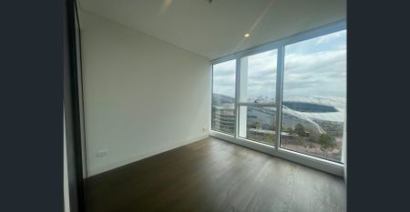 750 metres to the Olympic Park train station - Photo 4