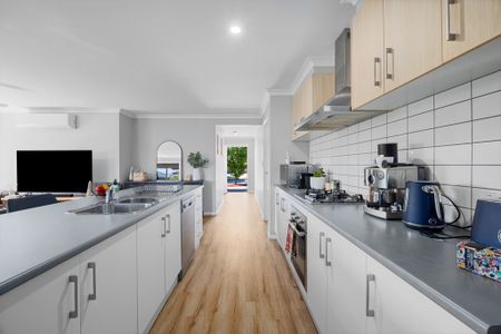 Modern Three -Bedroom, Three-bathroom Home In Sought-after Somerset Rise - Photo 5