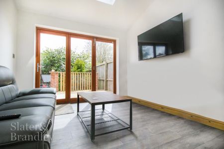 1 bedroom in a house share to rent - Photo 2