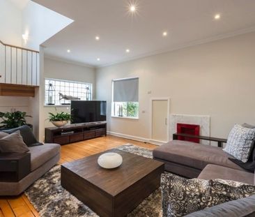 Stunning Family Home Renovated to Perfection! - Photo 6
