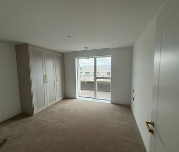2 Bed Penthouse, Watermeadow Lane, SW6 - Photo 2
