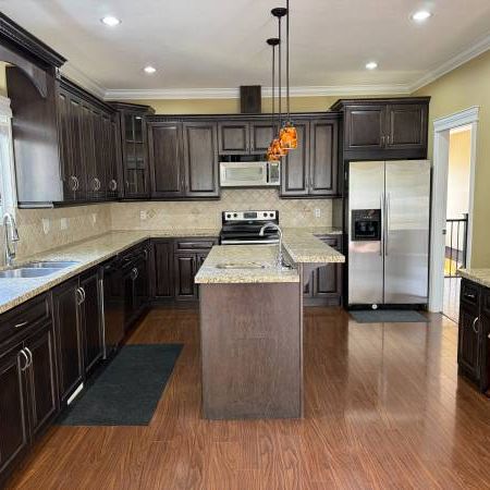 Bright & Spacious Family Home - Photo 3