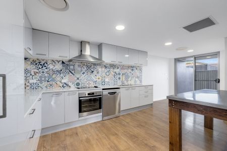 Modern Living in the Heart of Port Macquarie - Photo 5