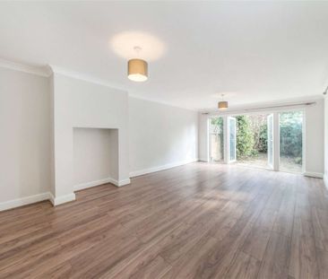 Lovely three bedroom maisonette with a garden conveniently located ... - Photo 2