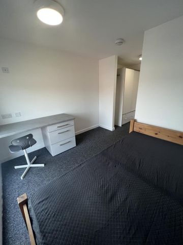 1 bedroom in a flat share to rent - Photo 3