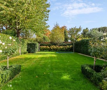 A stylishly designed five bedroom family home - Photo 2