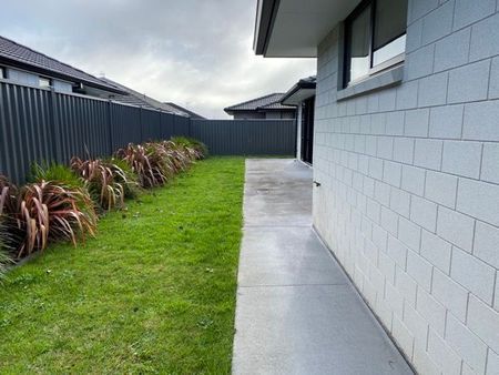 Near New Brick and Tile Home in The Lakes - Photo 5