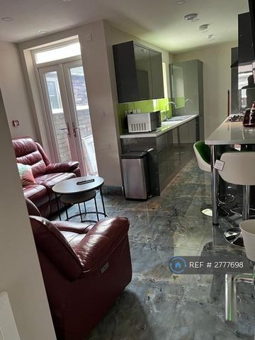 6 bedroom terraced house to rent - Photo 2