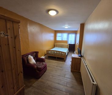 South Norwood Hill, London, SE25 6 - Photo 1