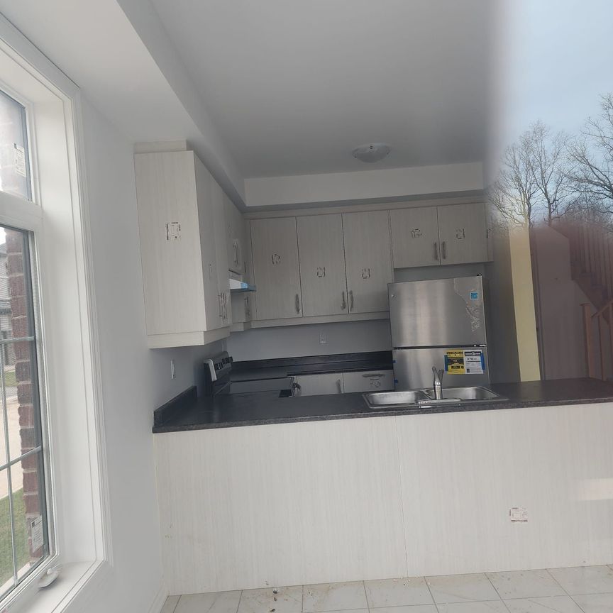 For Lease - 7432 Baycrest Common, Niagara Falls, Ontario - Photo 1