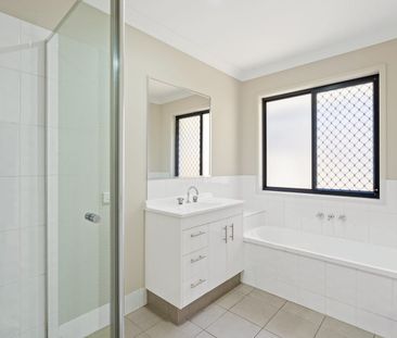 Spacious 4-Bedroom Family Home in Prime Griffin Location - Photo 5