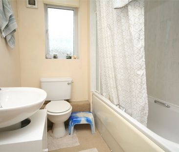 Lloyd Close, - Photo 4