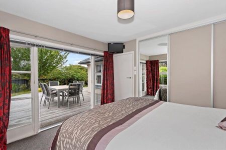 Spacious Living - Photo 5