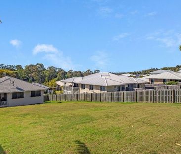 Stunning 4-Bedroom Home with Huge Backyard & Outdoor Entertaining - Photo 4