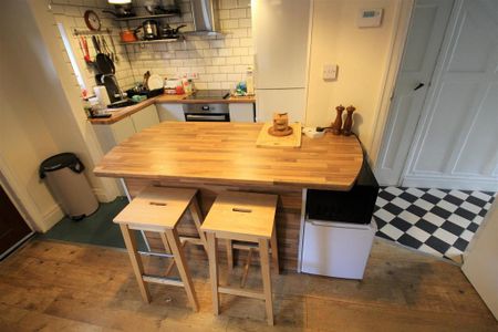 4 bedroom semi-detached house to rent - Photo 3