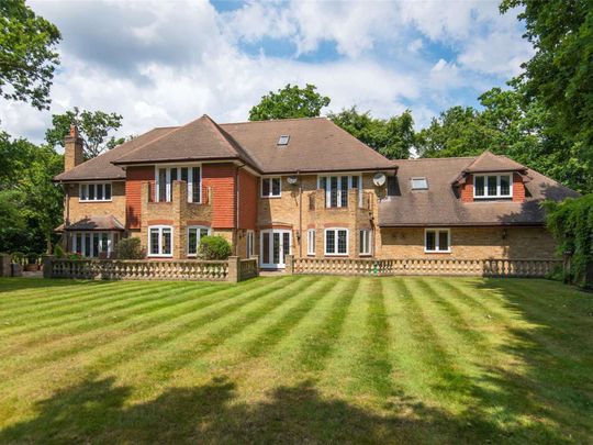 Detached gated home located in a much sought after private road. Refurbished to a high standard and specification throughout offering nearly 6000 sq.ft of accommodation on three floors - Photo 1