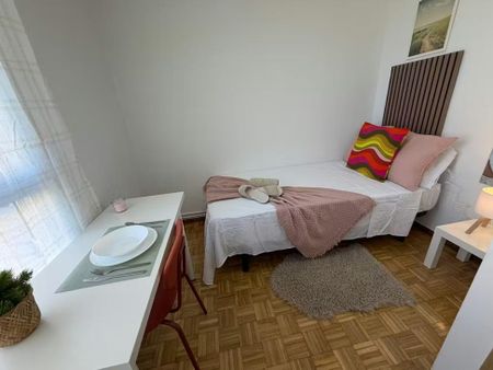 Calle de la Codorniz, Madrid, Community of Madrid 28047 - Photo 2