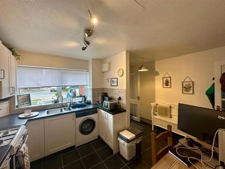 2 bedroom semi-detached house to rent - Photo 2