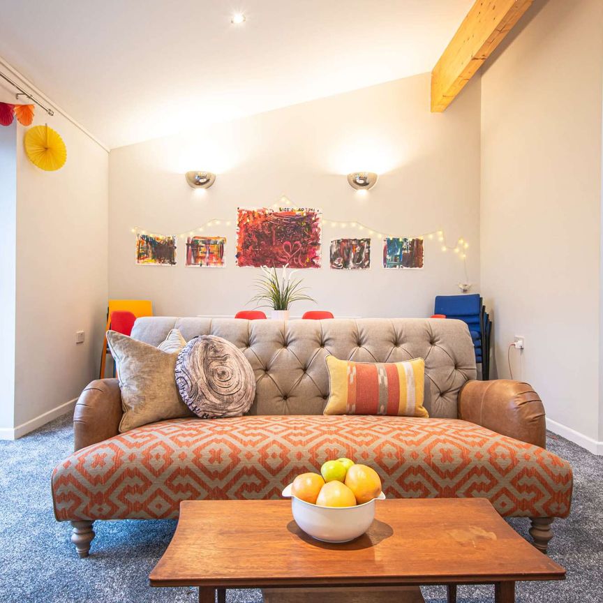 Stylish kitchen and hair/makeup station! - Photo 1