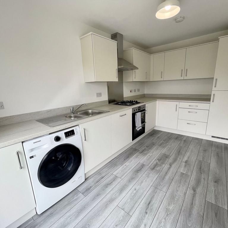 3 bedroom semi-detached house to rent - Photo 1