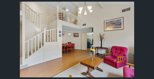 SPACIOUS FIVE-BEDROOM FAMILY HOME IN A PREMIUM BAYSIDE LOCATION - Photo 1