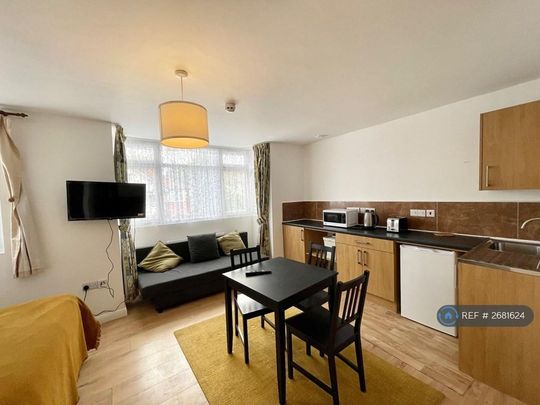 Studio to rent - Photo 1