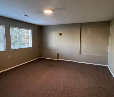 Large Full Home with Two Kitchens - Photo 5