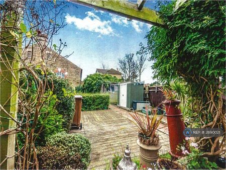 3 bedroom semi-detached house to rent - Photo 3