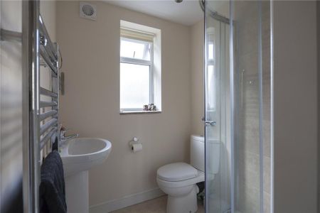 4 bedroom semi-detached house to rent - Photo 4