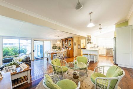 DUAL LIVING - 4 BEDROOM HOME PLUS GRANNY FLAT - Photo 3