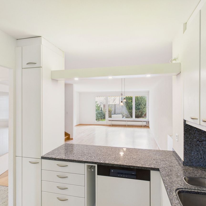 Charming and spacious corner row single-family house in a sought-after location of Allschwil - Foto 1