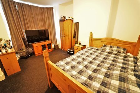 90 Rothesay Avenue, NG7 1PW, NOTTINGHAM - Photo 2