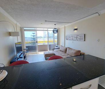 Southport Broadwater gorgeous modern unit with water views! - Photo 1