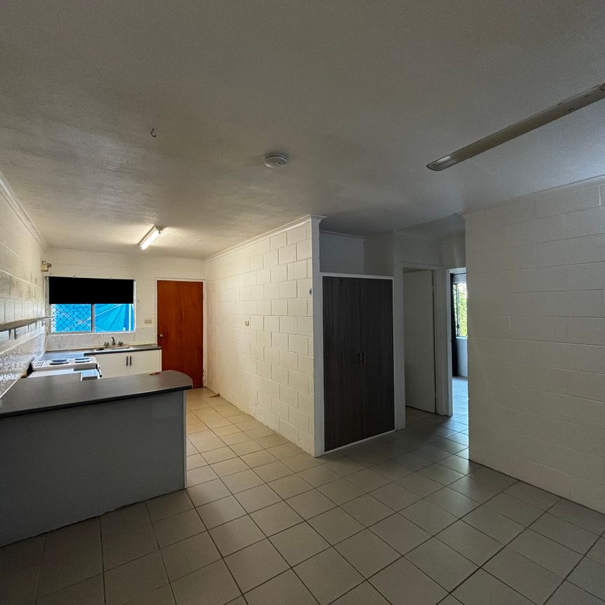 GROUND FLOOR UNIT MINUTES TO THE BEACH - Photo 1