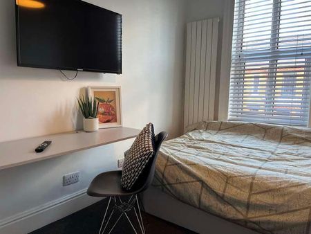 Scorer St // Bed & Bath // Available Now!, LN5 - Photo 4