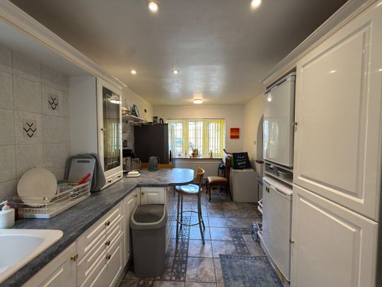 Room in a Shared House, St. Bernards Close, LU3 - Photo 1