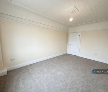 3 bedroom flat to rent - Photo 1