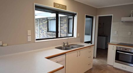 Family living on Tennyson - Photo 2