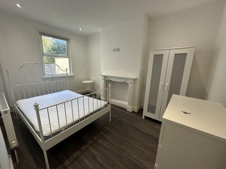 1 bedroom in a house share to rent - Photo 2