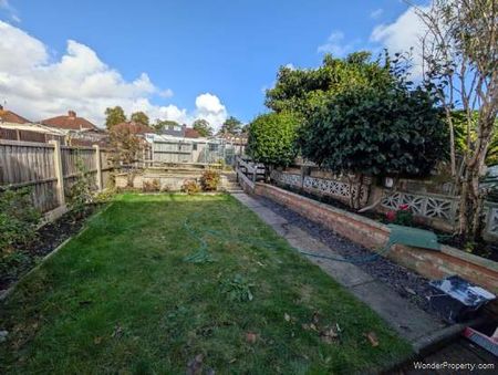 3 bedroom property to rent in London - Photo 3