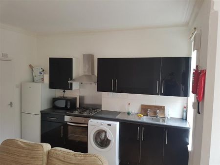 3 bedroom flat to rent - Photo 5
