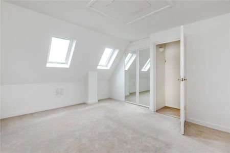 2 bedroom house in London - Photo 4